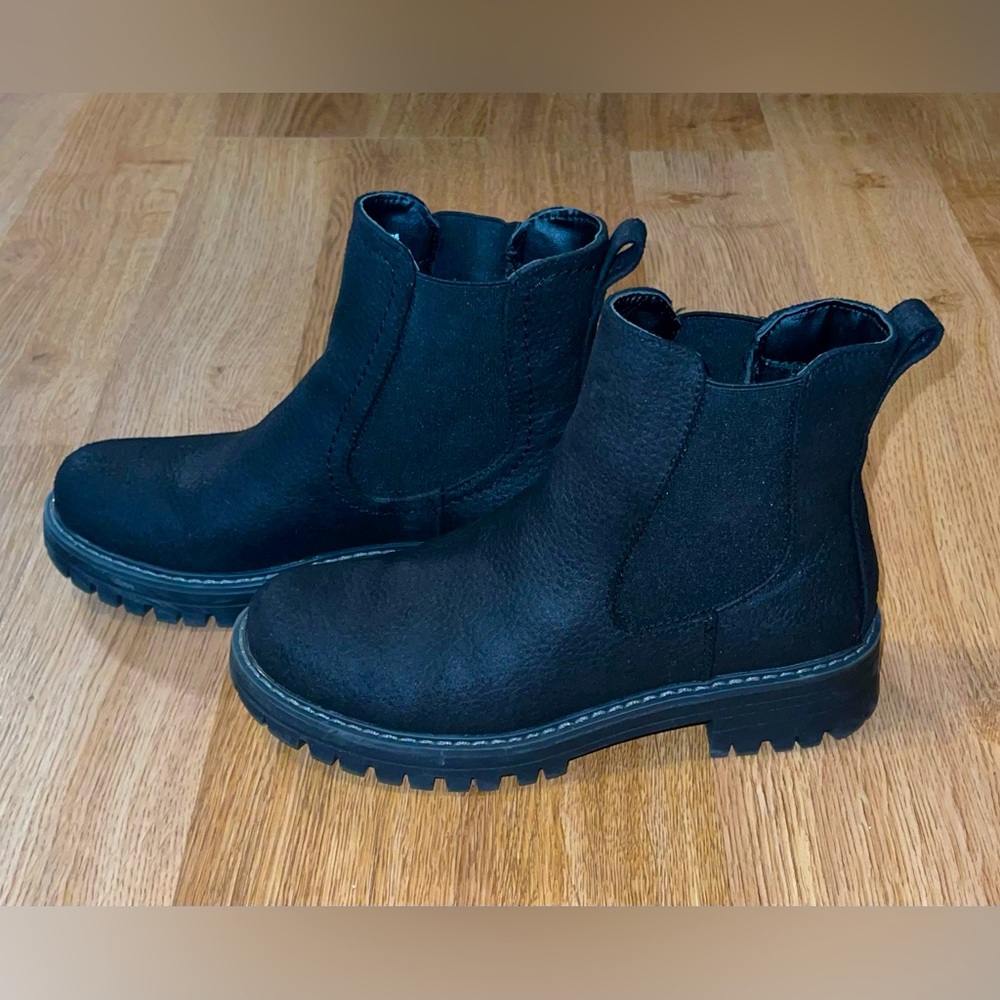 Like New CLIFFS BY WHITE MOUNTAIN Black Boots Sz 5.5